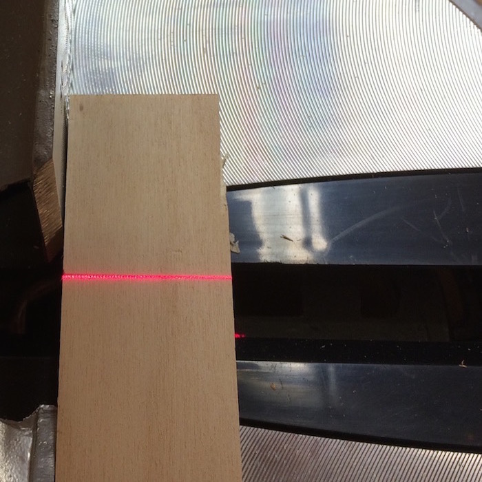 Bleistiftmarkierung und Laser sind genau deckungsgleich