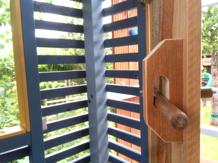 Spielhaus mit Brettertür